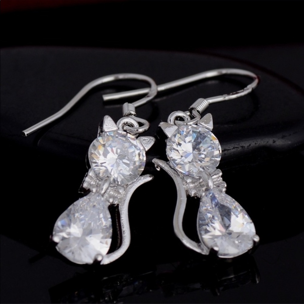 Beautiful Cat Dangle Earrings
